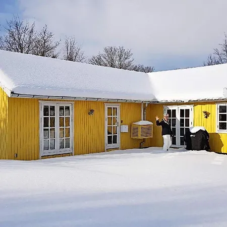 펜션 Three-bedroom Holiday In Ronne 2