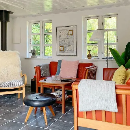 Three-bedroom Holiday In Ronne 2 *