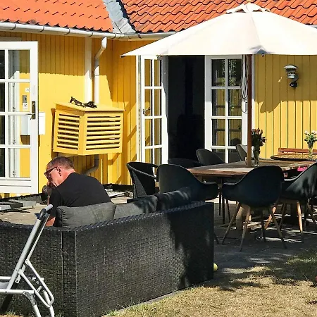 Three-bedroom Holiday In Ronne 2 *